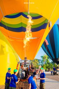 Du khách hào hứng khi được trải nghiệm khinh khí cầu Balloons Over Hue